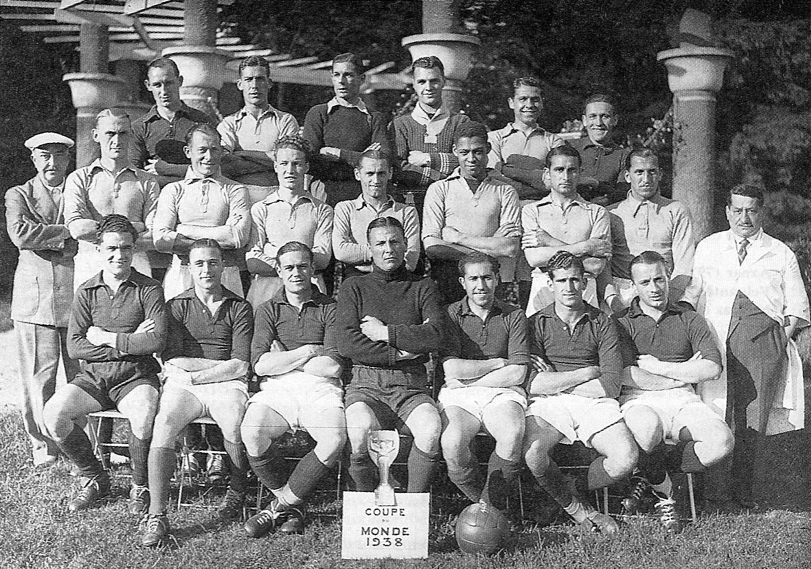 1938-fifa-world-cup-final-match-italy-hungary-france-allen-football-soccer-ball-france-1384738457