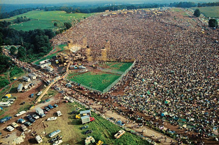 crazy-things-woodstock-festival-photography-15