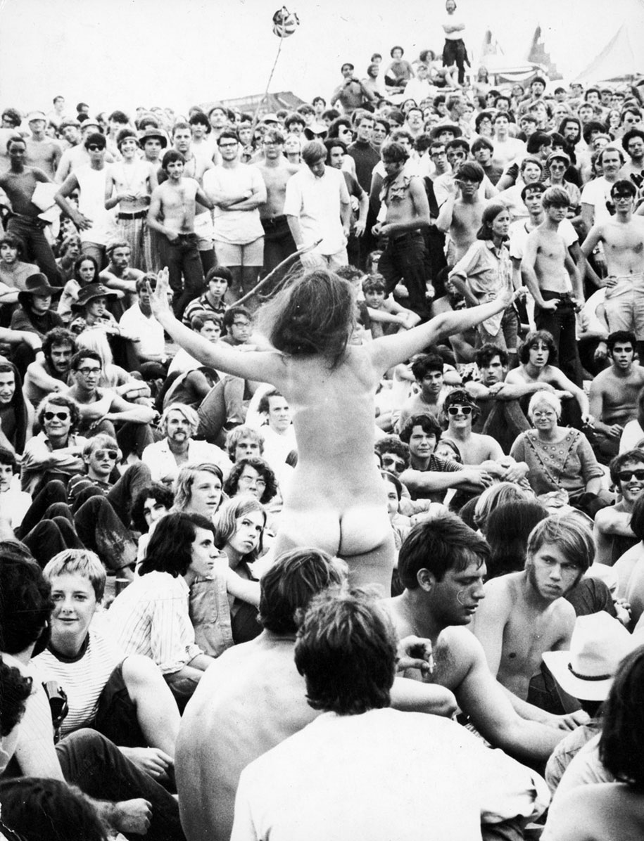 crazy-things-woodstock-festival-photography-21