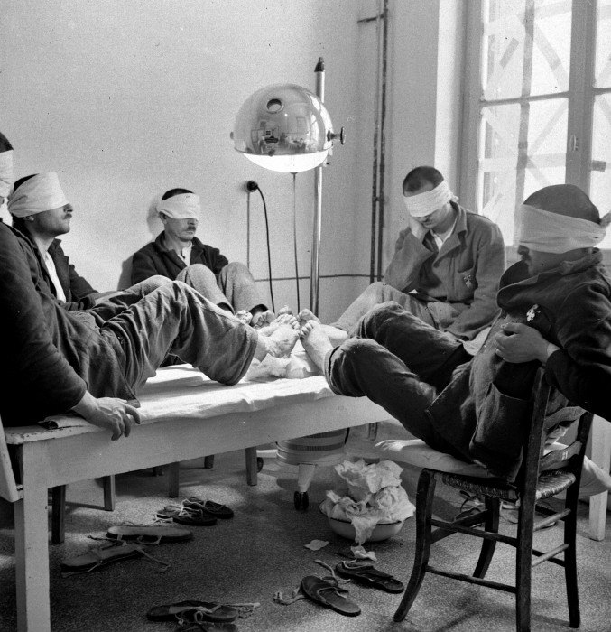 Στρατιώτες του Αλβανικού μετώπου σε θεραπεία για κρυοπαγήματα στο νοσοκομείο του Ερυθρού Σταυρού Φωτογραφία: Βούλα Θεοχάρη Παπαιωάννου